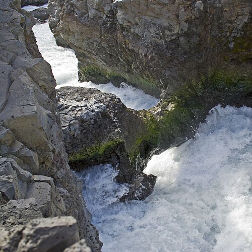 Barnafoss 兒童瀑布湍急河道與岩石實景。