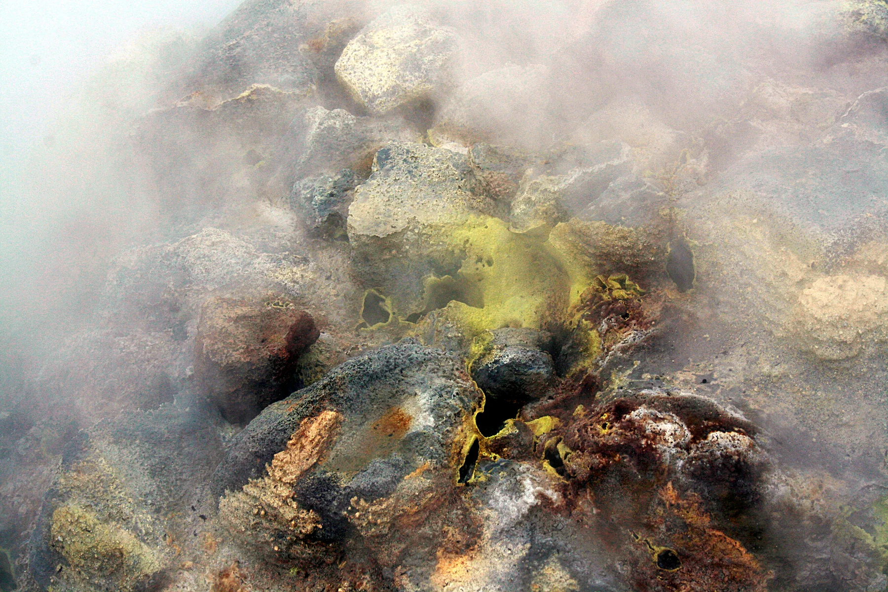 Hverir 地熱區的蒸氣、硫磺沉積與岩石實景