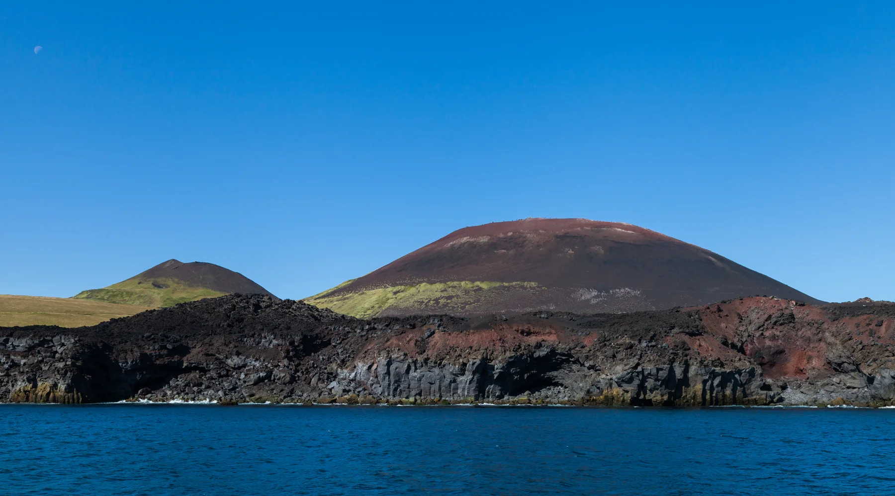 赫馬島埃爾德菲爾火山與海岸實景。