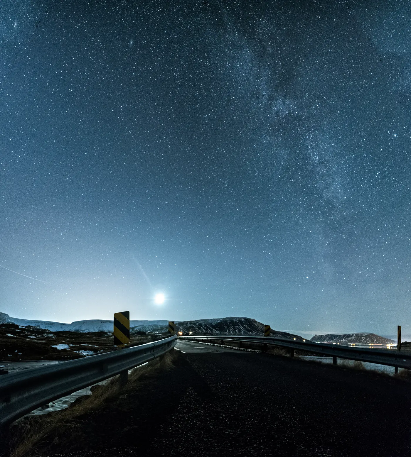 冰島 Road 47 夜間橋道路段、月光、雪地和車頭燈實景。