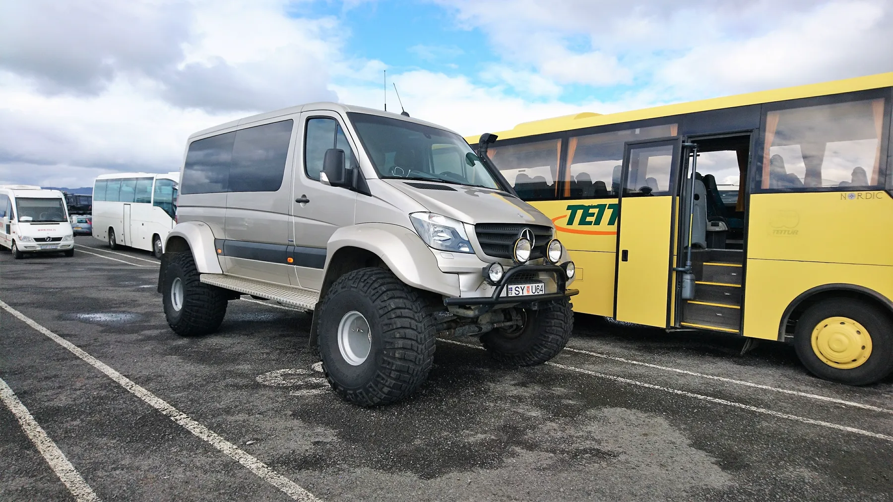 冰島取車場的改裝 Mercedes-Benz Sprinter 與巴士實景。