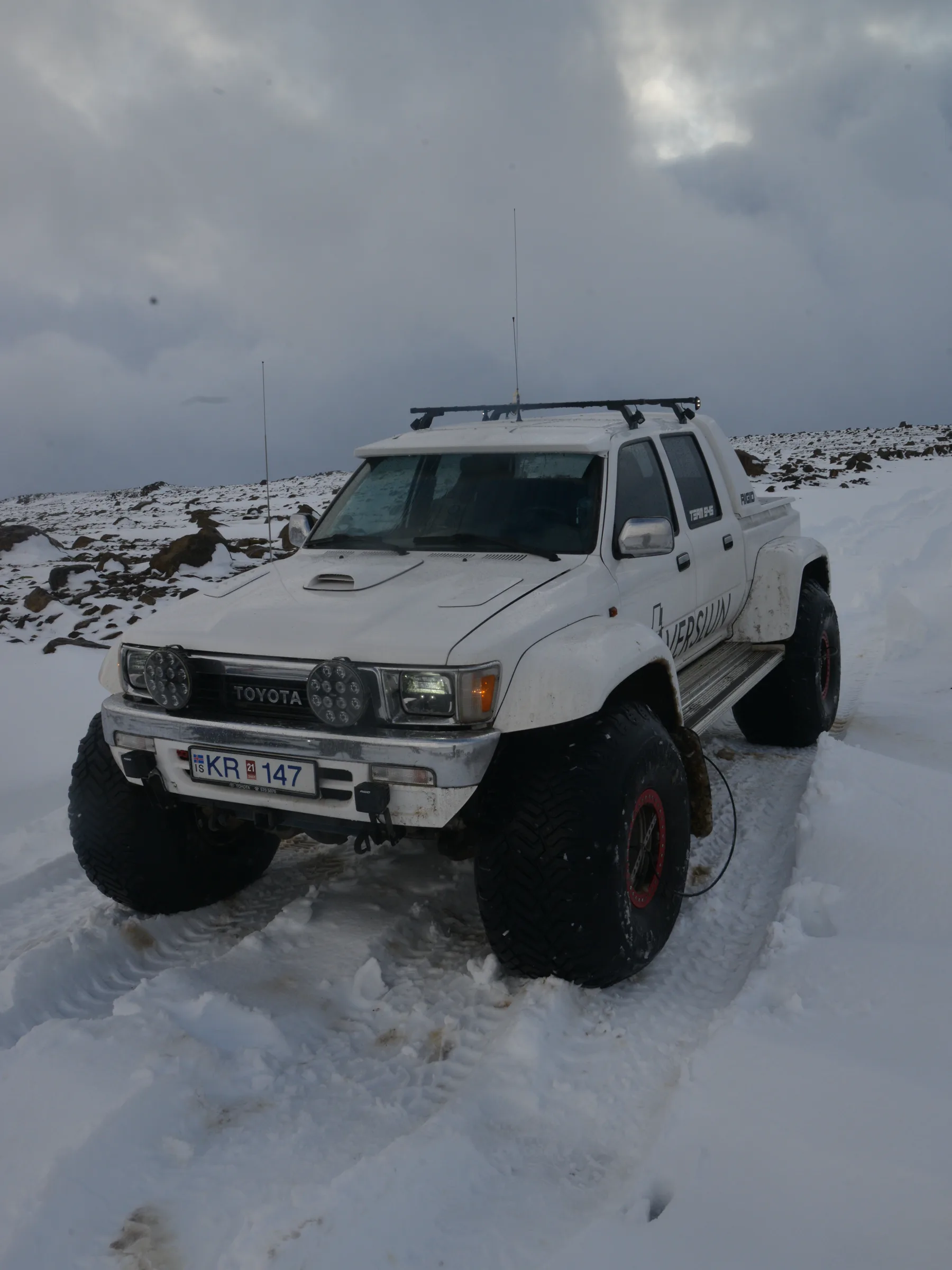 冰島高地雪地上的改裝救援車實景。