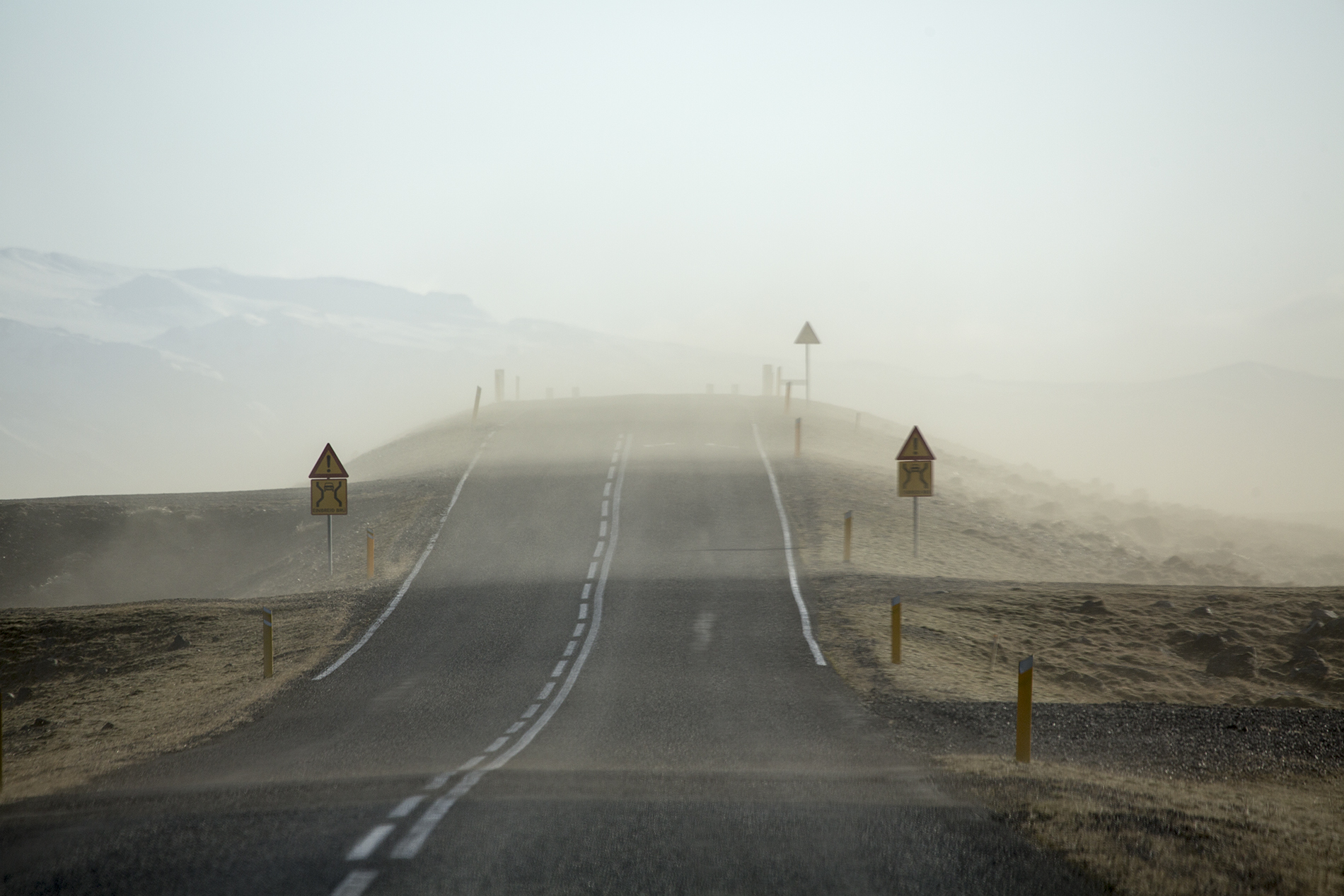 冰島 Skeiðarársandur 沙塵暴吹過公路,能見度下降;