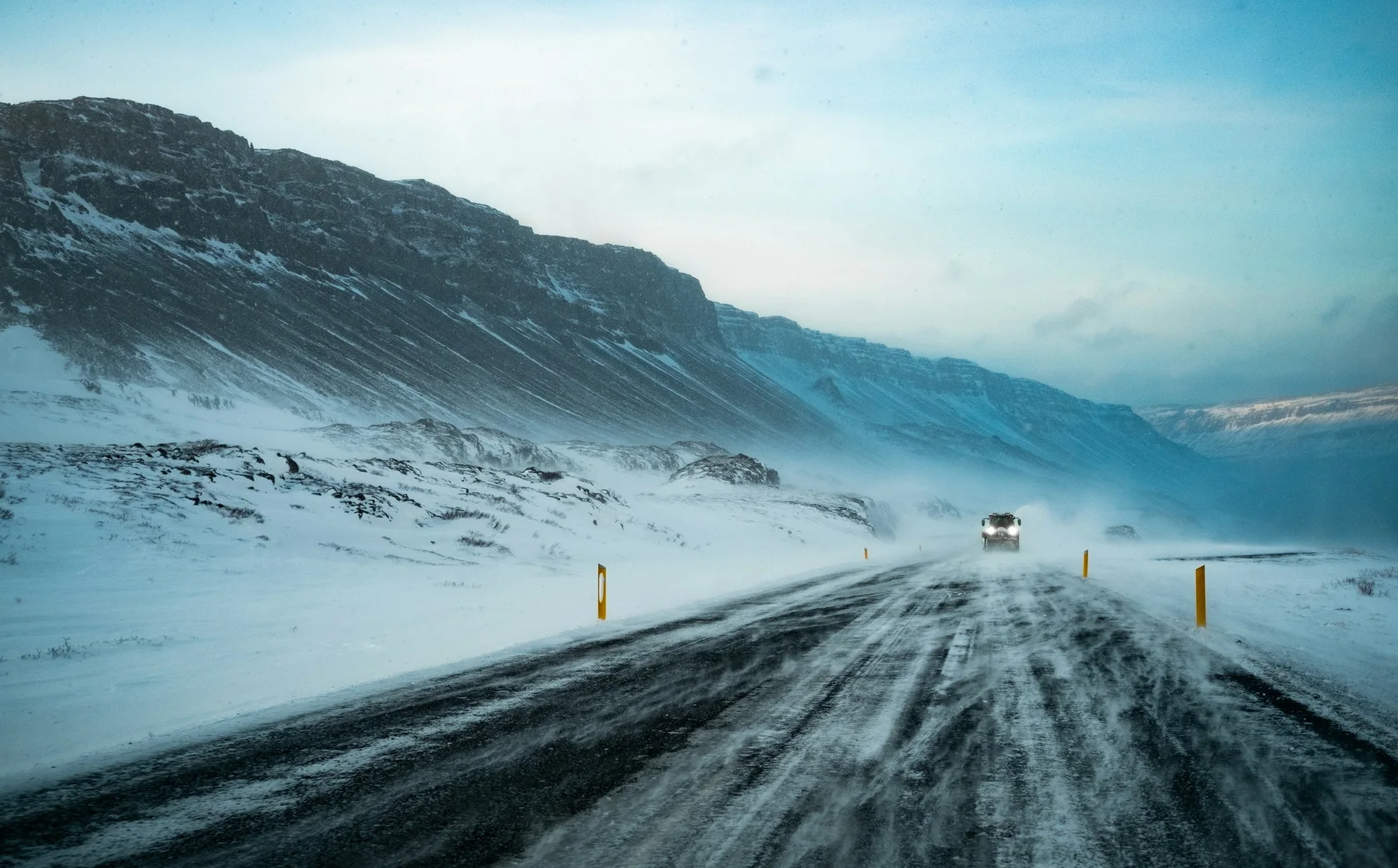 冰島冬季道路與黃色路標實景。