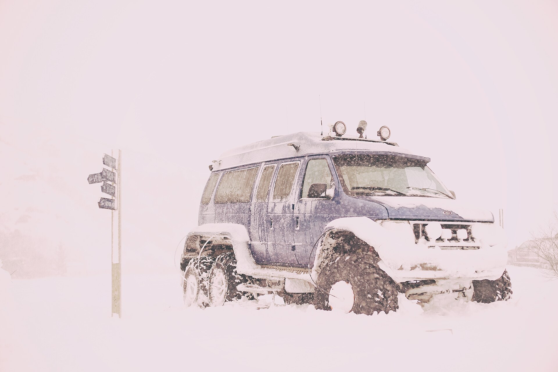 冰島雪地中一輛被積雪包圍的四驅車;