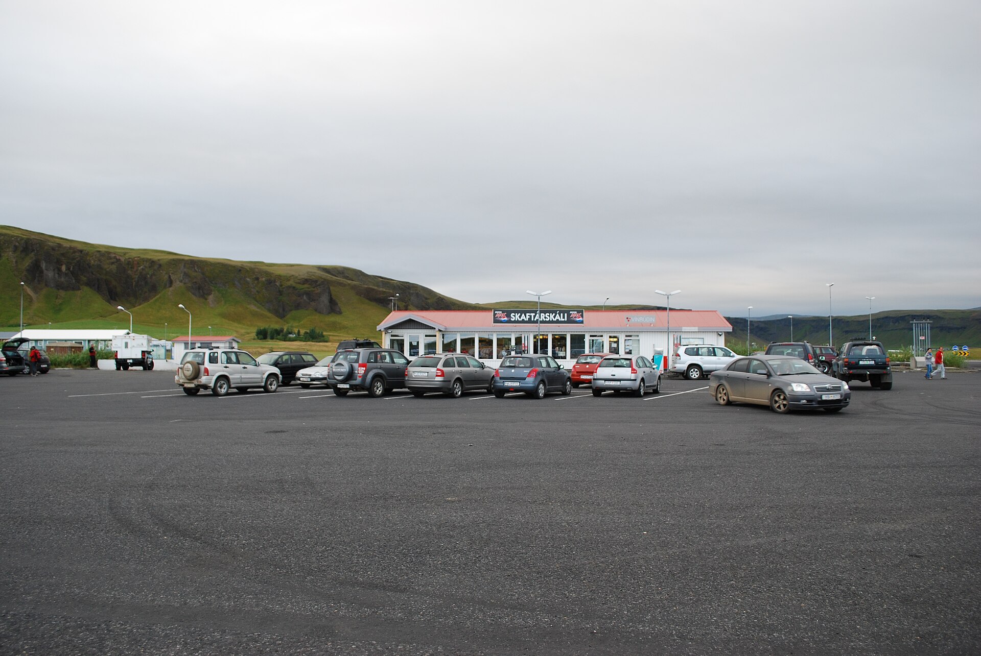 冰島 Kirkjubæjarklaustur 路旁油站與停車場實景;