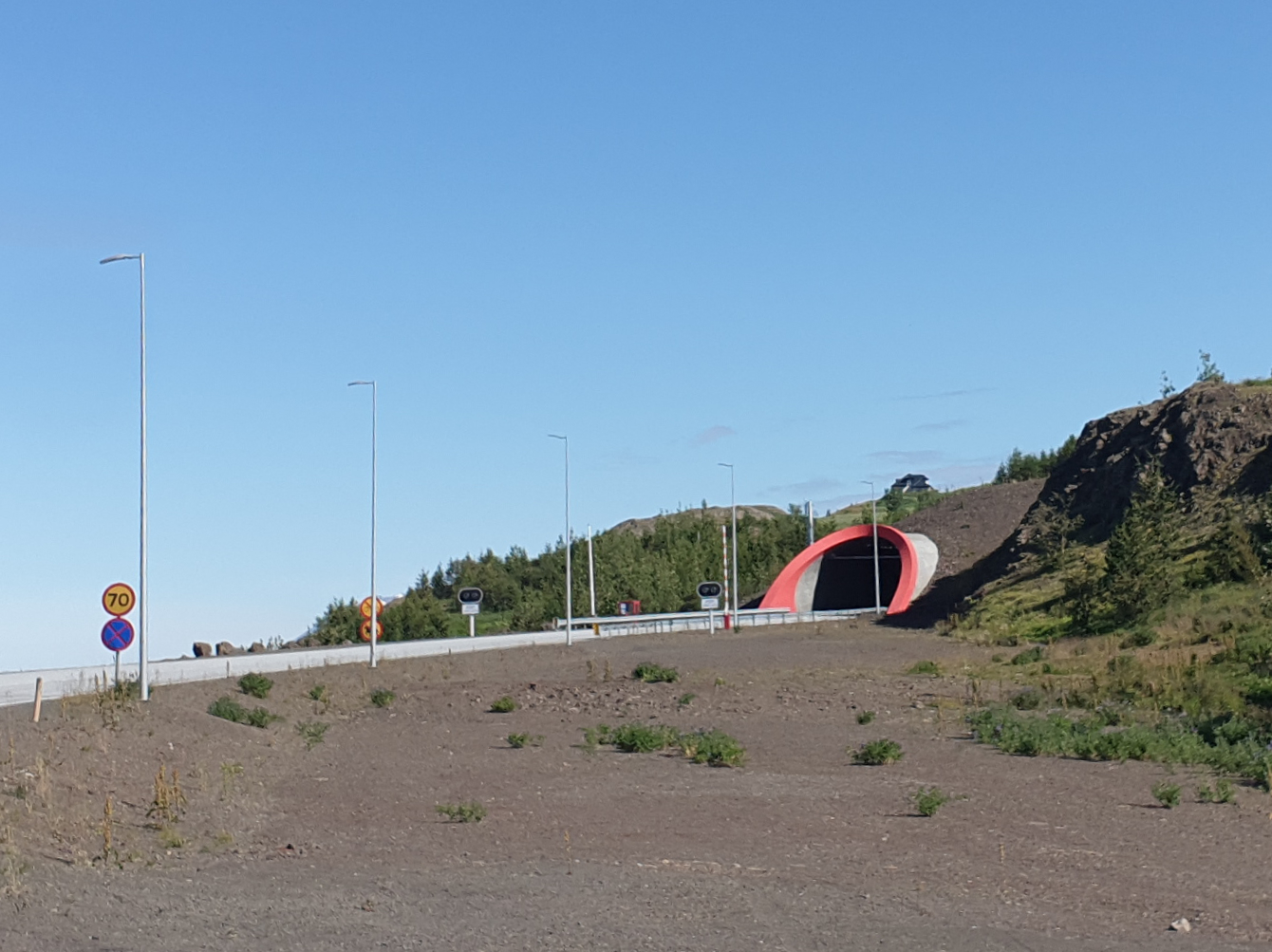 Vaðlaheiðargöng 隧道入口與 70 公里限速標誌的真實照片。