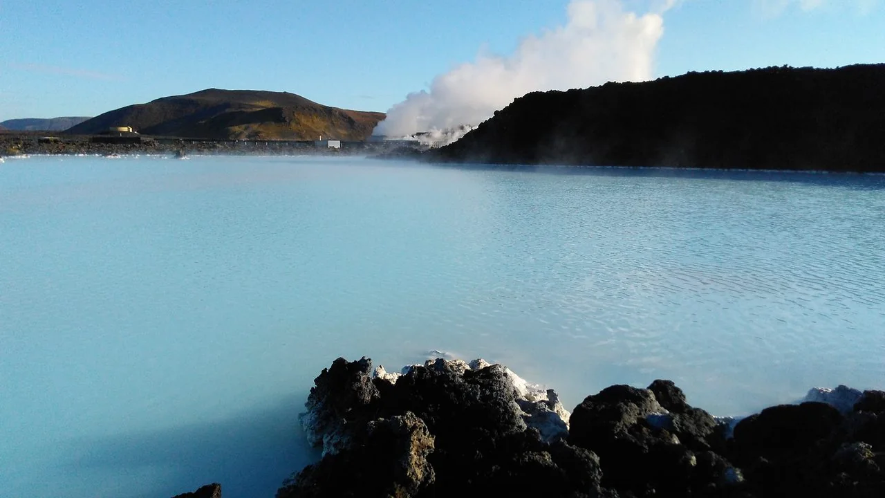 藍湖的乳藍色地熱水面與熔岩石景觀