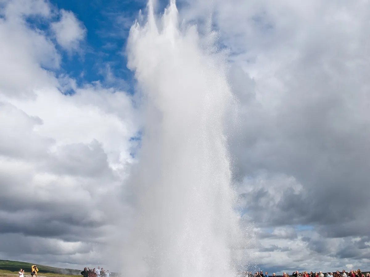 Strokkur 間歇泉噴發實景,遊客在安全距離外等待