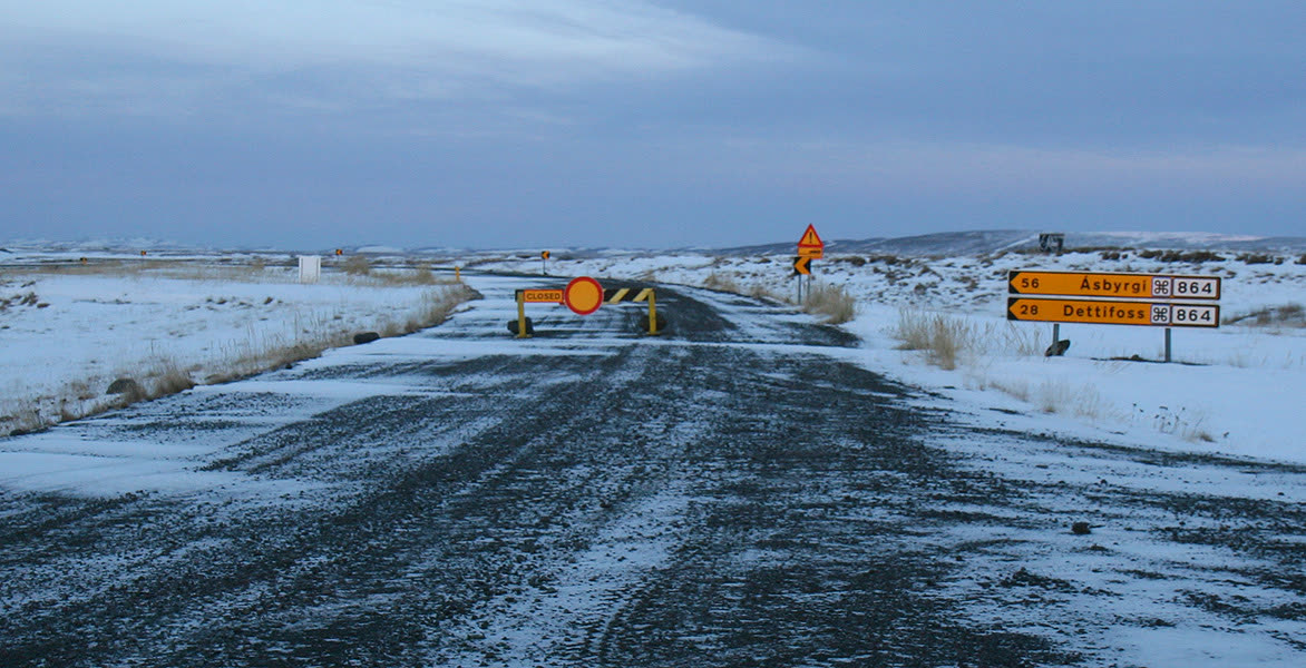 冰島冬季道路前的封路欄杆與道路標誌;