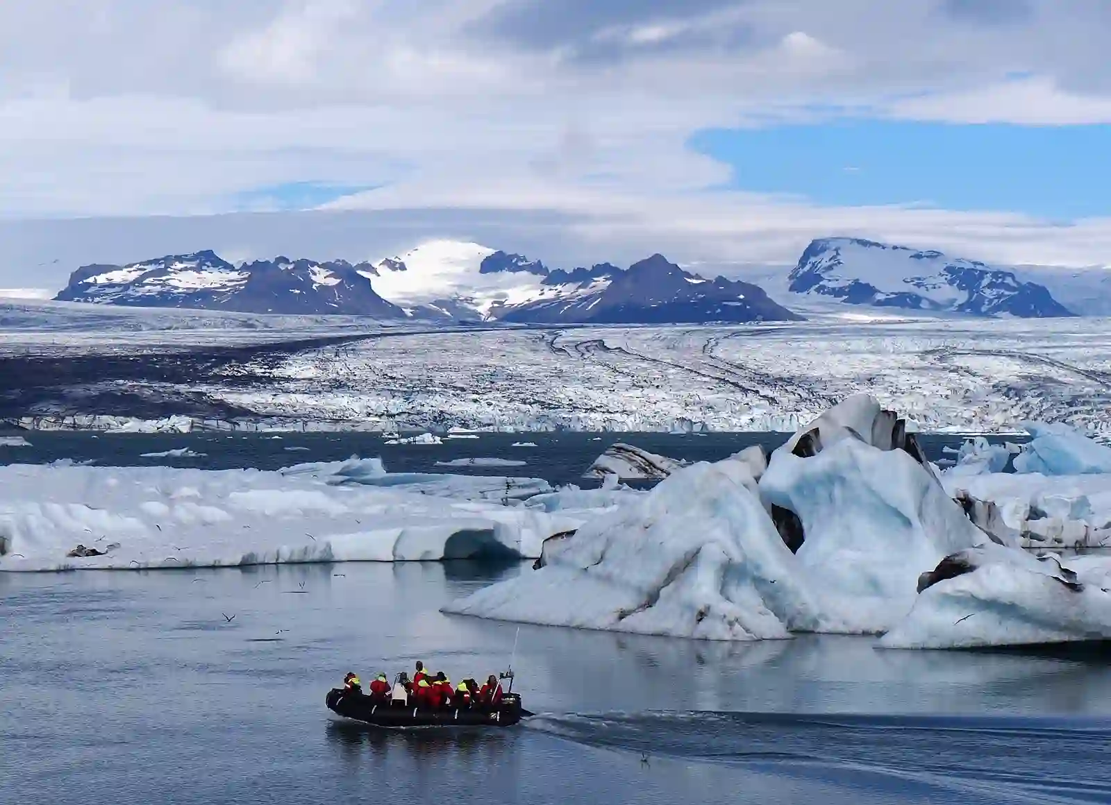 Jökulsárlón 冰河湖上的 Zodiac 小艇與冰山;
