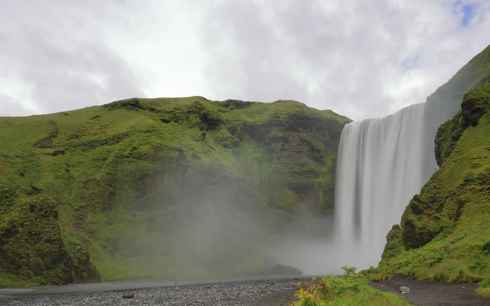 斯科加瀑布(Skógafoss)水霧、步道與觀景草地實景