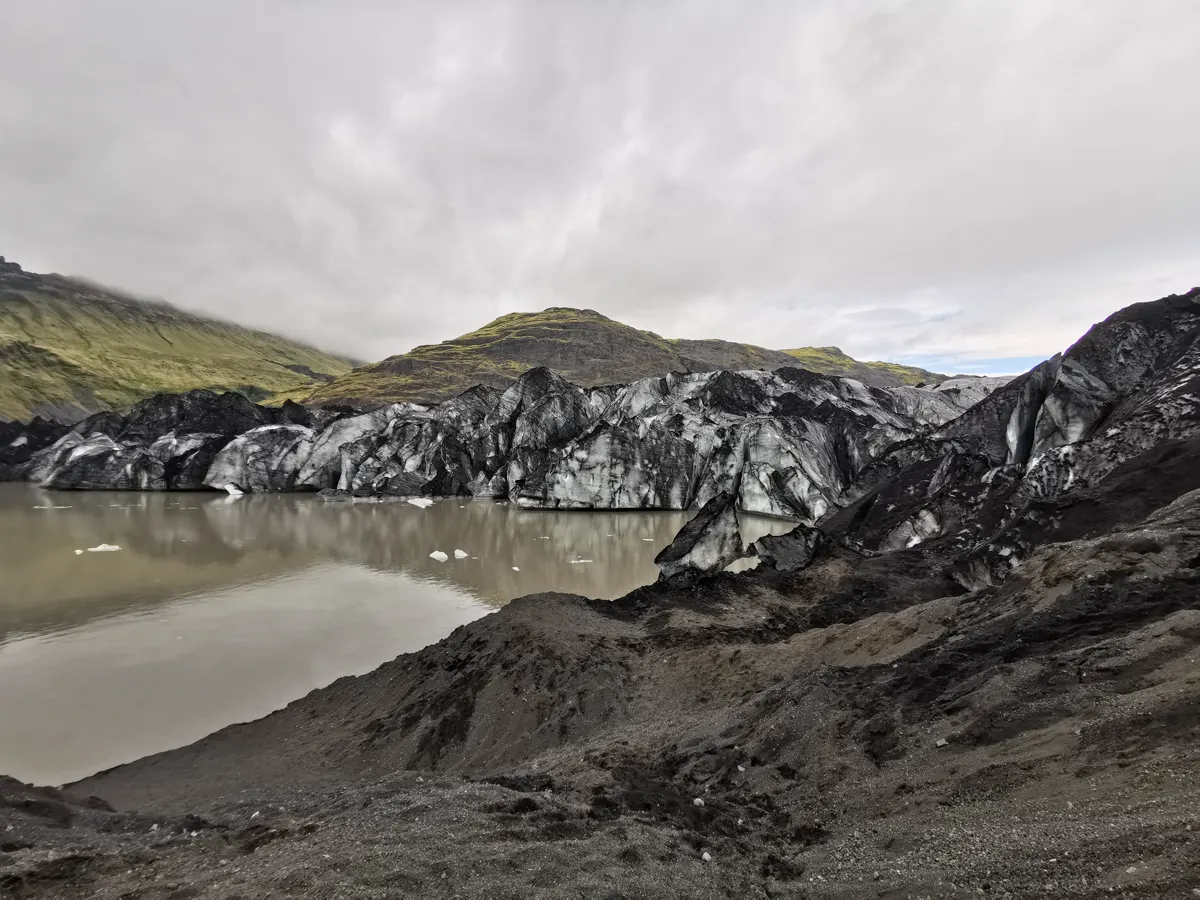 索爾黑馬冰川(Sólheimajökull)前緣與黑色冰川地貌實景。