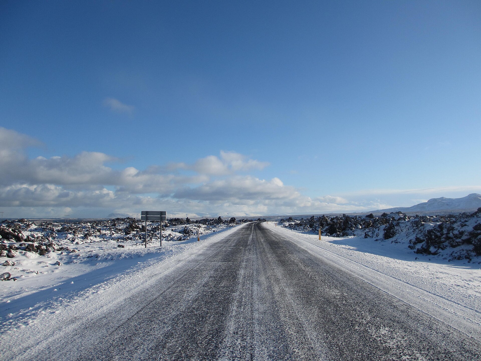 冰島斯奈山半島雪後道路、車輛與山勢實景