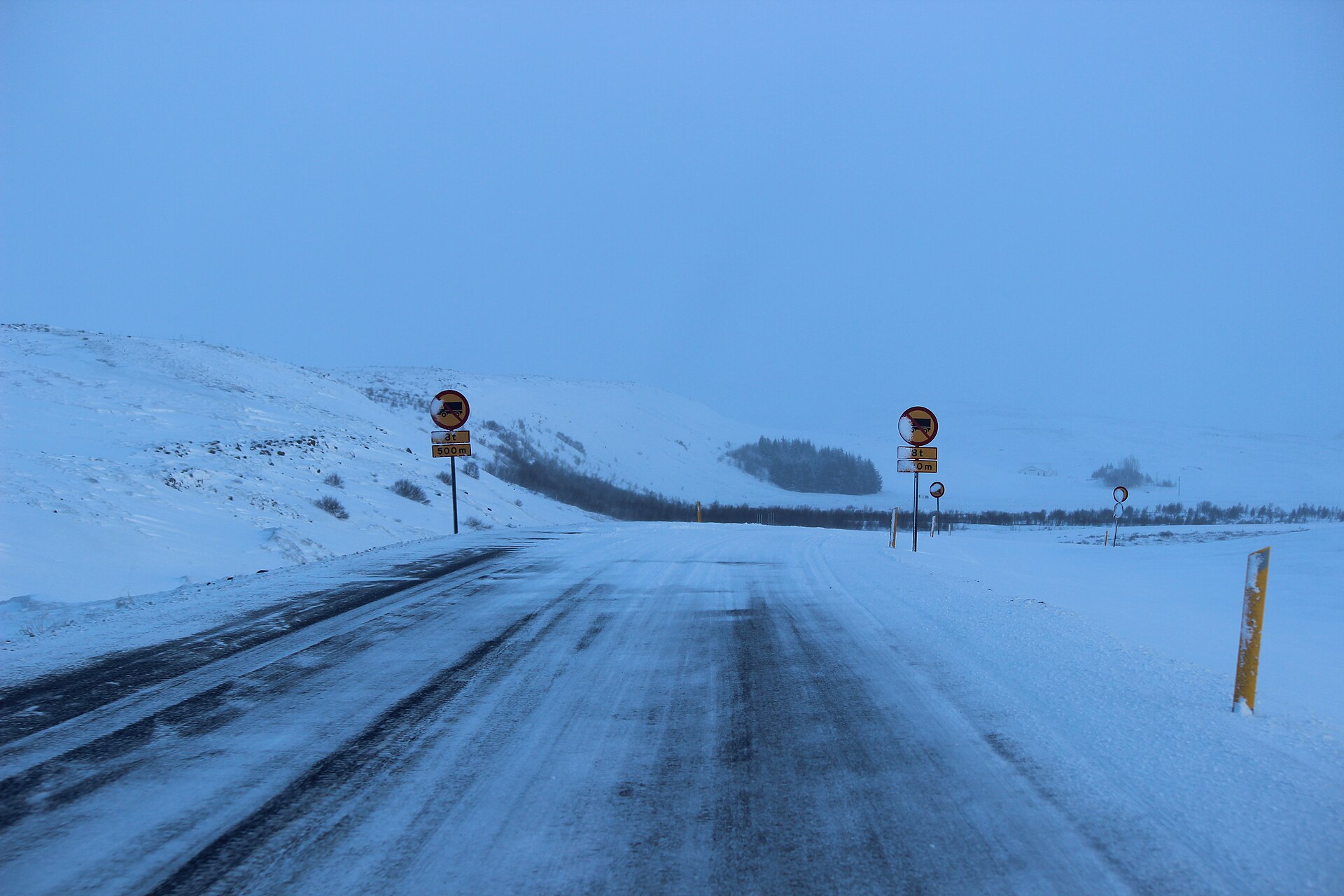 冰島冬季積雪道路與低能見度實景。
