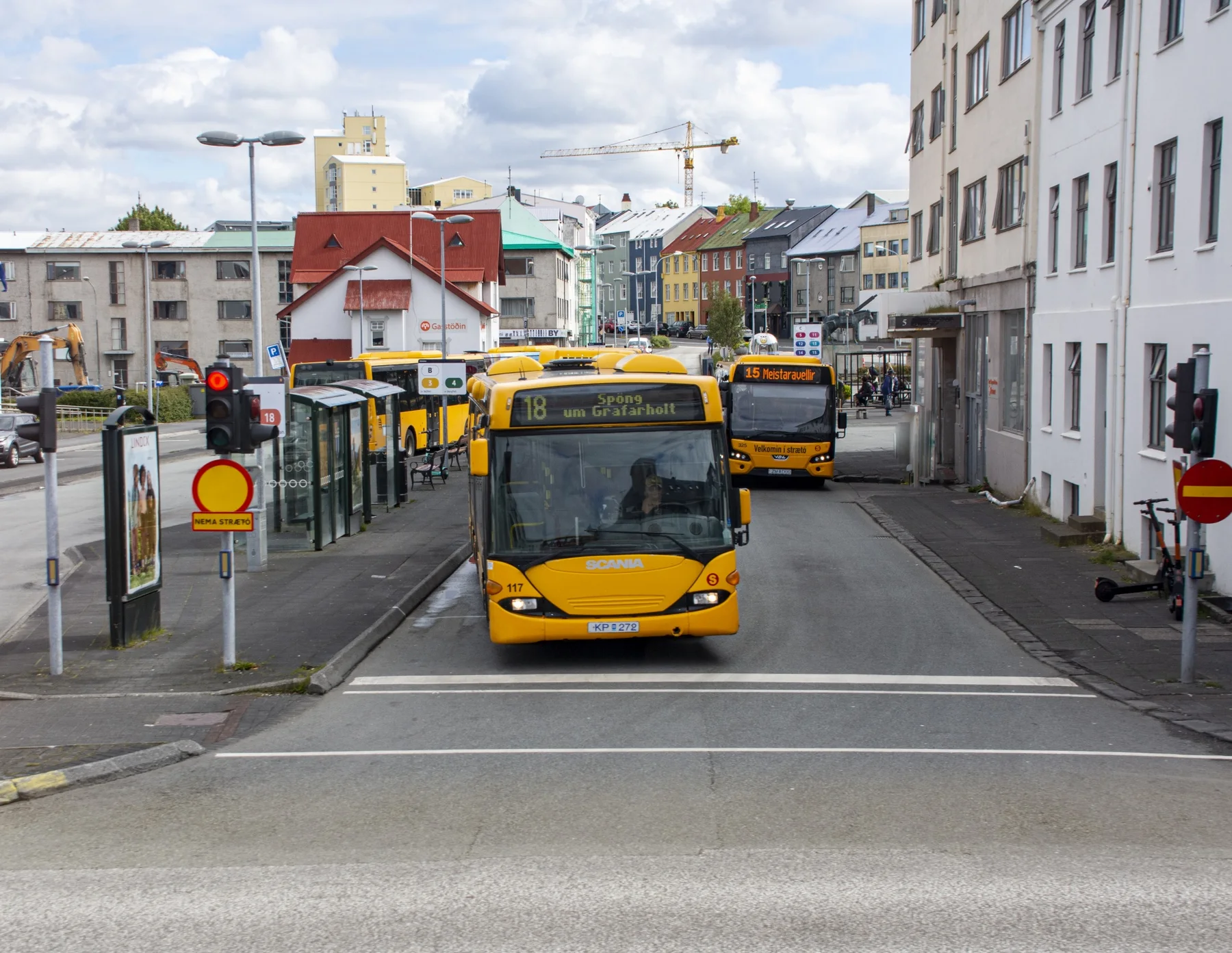 雷克雅未克市區 Strætó 巴士站與黃色巴士實景;用來理解市內交通尺度