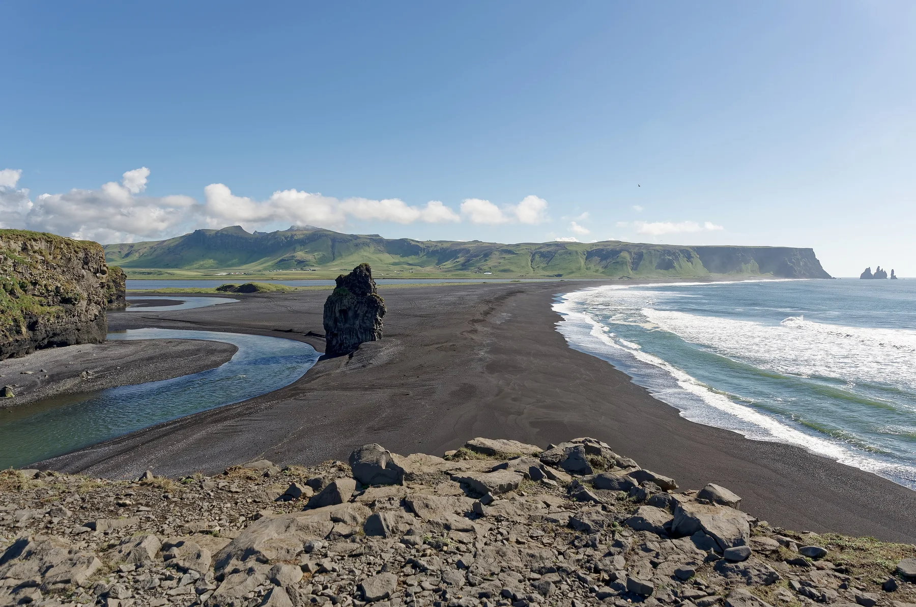 從 Dyrhólaey 望向冰島南岸 Reynisfjara 黑沙灘與山景的實景